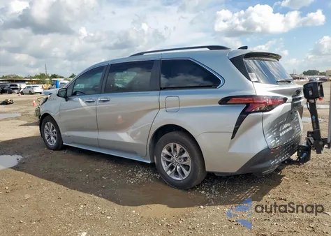 2021 Toyota Sienna Xle z USA, uszkodzony, nr VIN 5TDYRKEC9MS013811